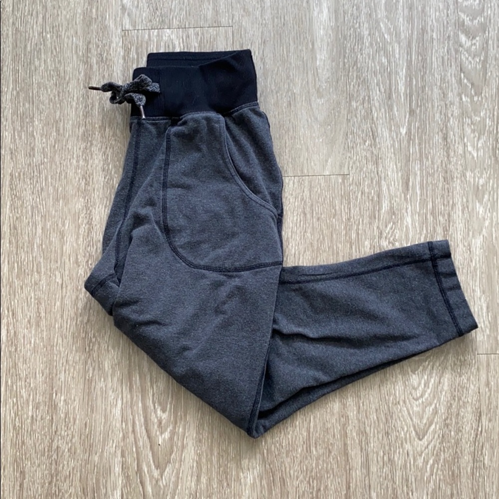 SOLD 💥  Cropped Lululemon joggers!